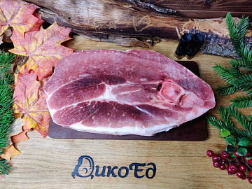 Фото Стейк из окорока кабана на кости